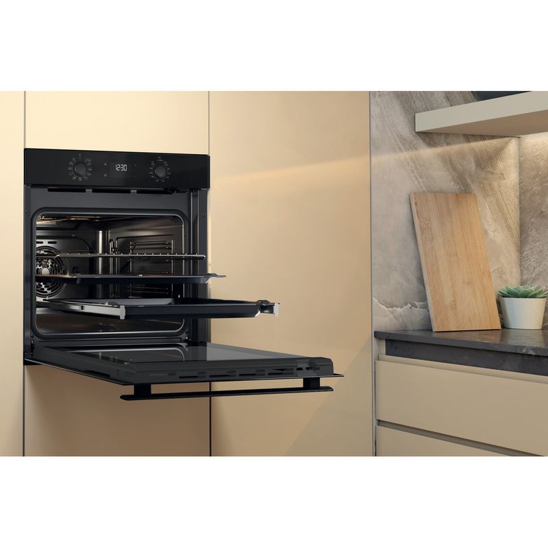 Whirlpool Horno Encastre OMR58HU1B Eléctrico A + Lifestyle perspective open